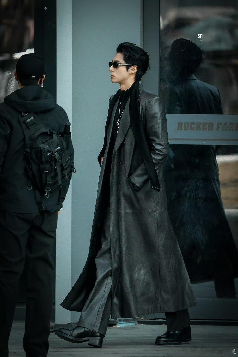 王鹤棣《宇宙闪烁请注意》上班银色羽绒夹克look潮男出街大杀四方啦