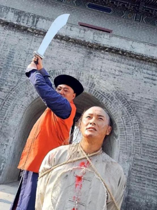 1661年的南京刑场，秋风卷着枯叶掠过青石地。

刽子手的鬼头刀刚扬起，监斩官就