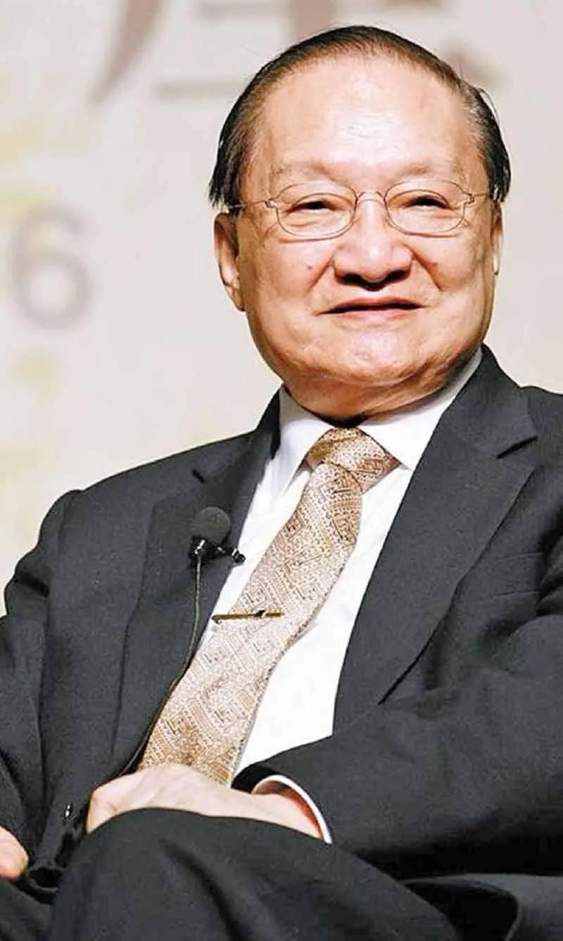 一次，金庸要去欧洲出差，把自己的连载《天龙八部》委托给倪匡写，只提了一个要求：不