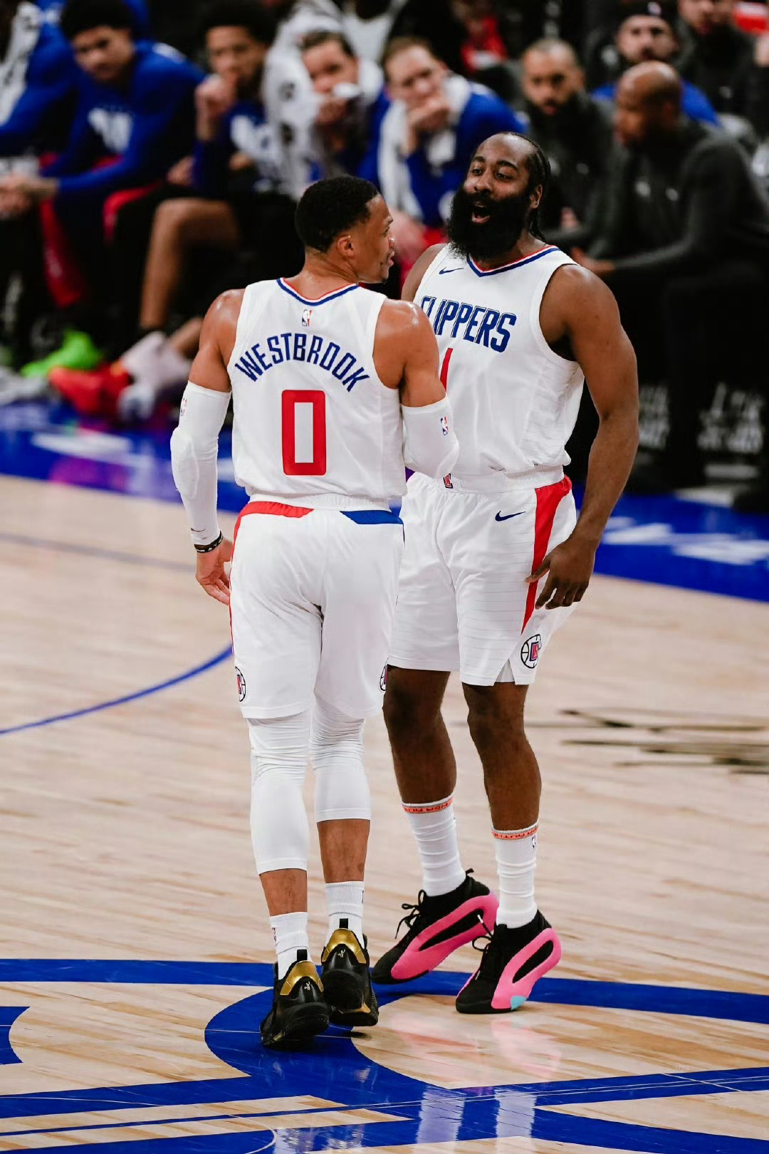 歇一场！哈登因右脚发炎缺阵今日比赛，威少本场首发出战。#快船vs太阳# ​​​