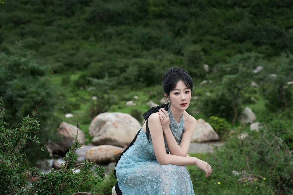 杨紫自成浪漫杨紫往来间泛起层层波澜哇！又有新图唉！真的好美啊！ ​​​