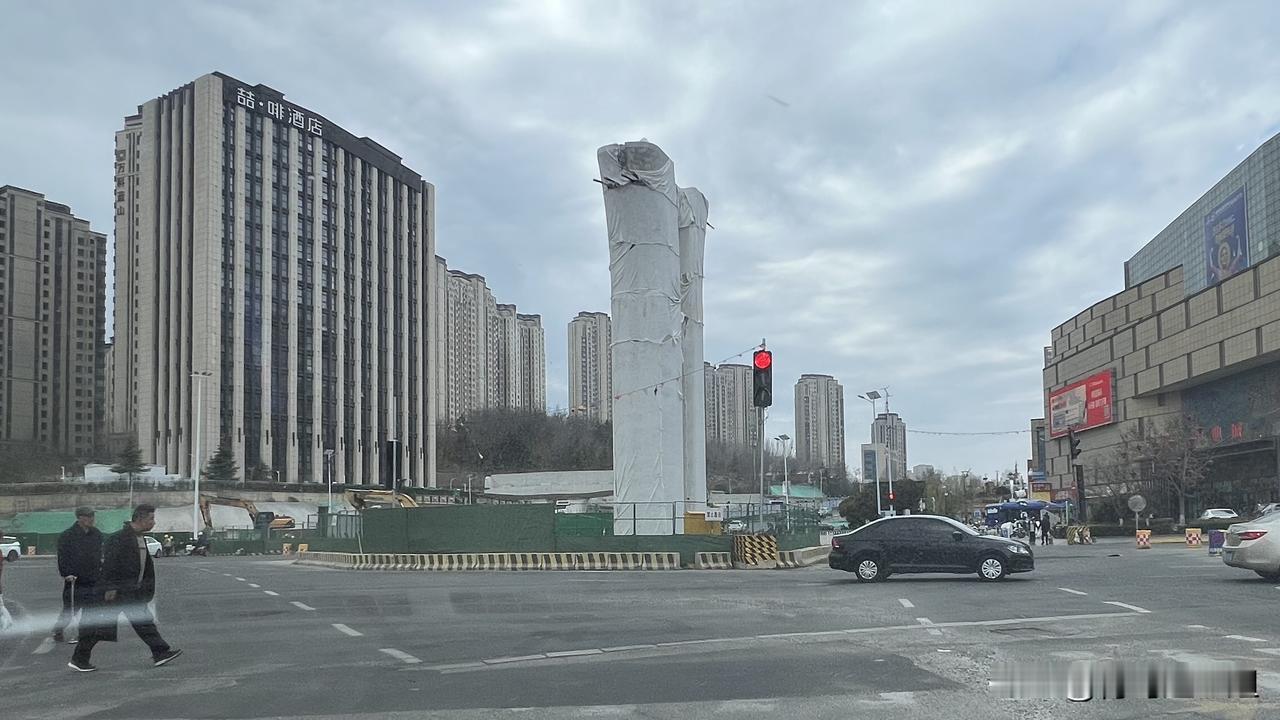 青岛双山隧道工程，福州北路至重庆高架路段，长沙路至黑龙江路段近况现场。
2026