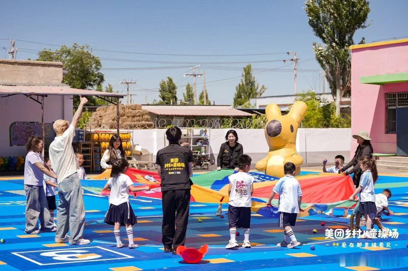 为什么很多乡村幼师害怕上体育课泥泞场地让乡村幼师对体育课犯怵，生怕孩子滑倒受伤。