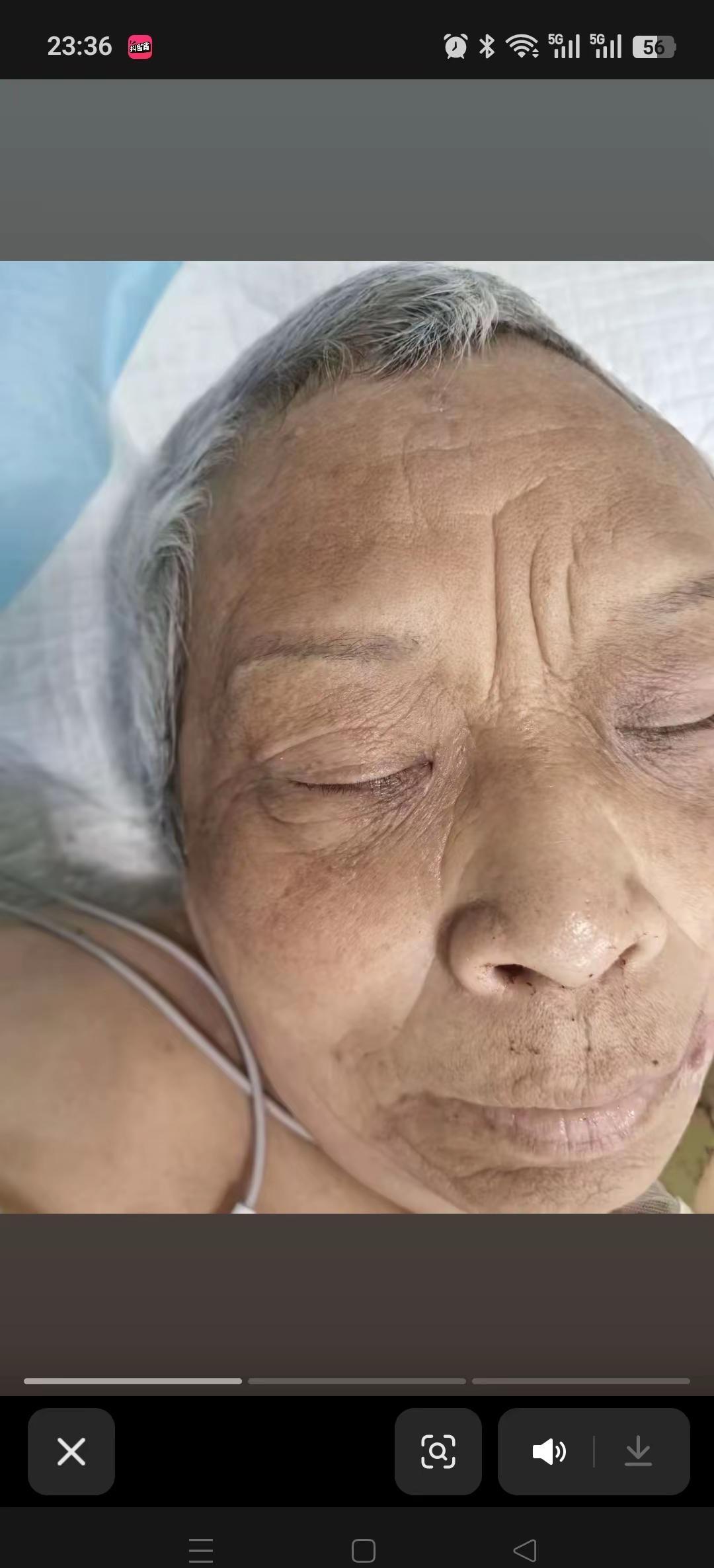 这位老人还没有找到家人，手上戴的有金镯子，打了个格子伞，在城关法庭门口出的事故，