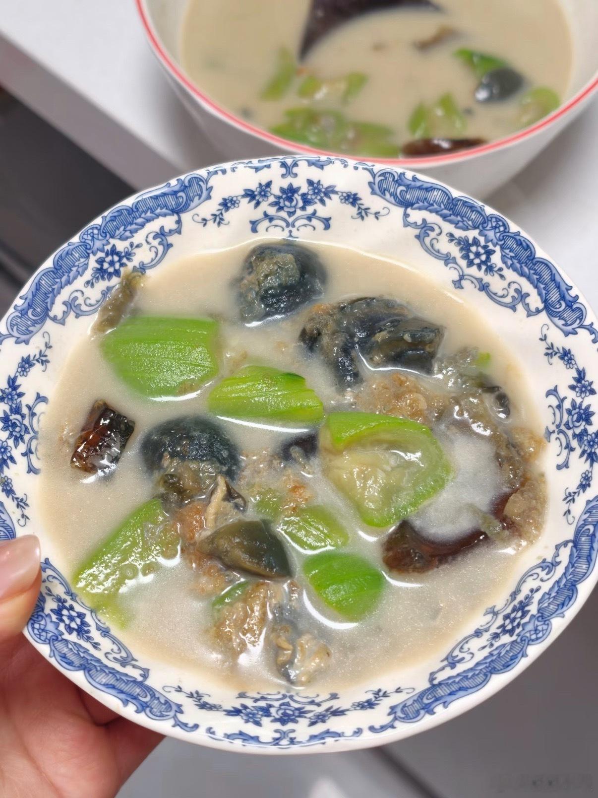 我只能说有些人的吃商真的极高，连皮蛋黄瓜汤都发明出来了。说实话我一直分不明白皮蛋