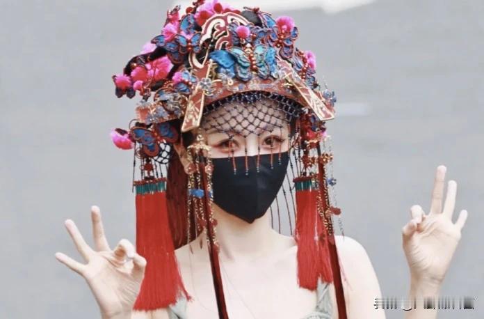 这没有烟雾特效的场景，看起来都让人瘆得慌，怎么看怎么像《纸嫁衣》里的NPC，诡异