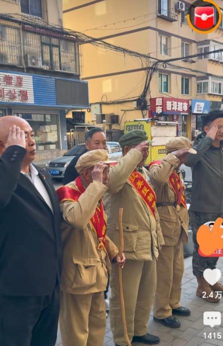 破防了！辽宁丹东，15个人在一家小饭店吃完饭，付钱时。突然，老板娘跟他们说: “