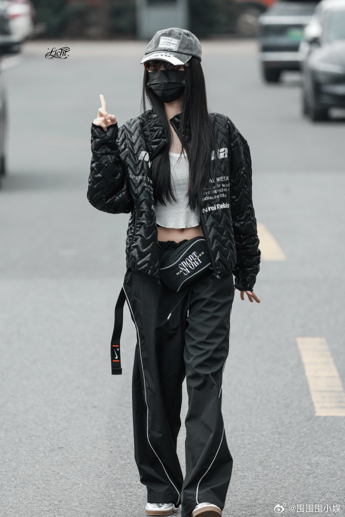 虞书欣设计感羽绒服虞书欣今日上班一身黑色机车装，没办法拒绝虞书欣啊。虞书欣黑色羽