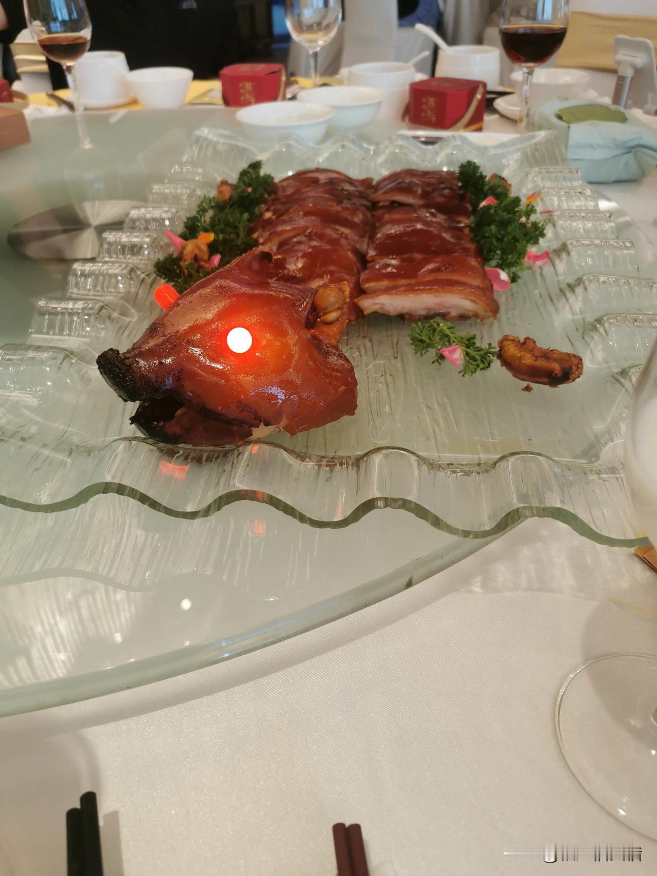 我这份兼职虽然辛苦，要连续工作十多个小时，还要熬夜，但是也有回报的，大大小小的红