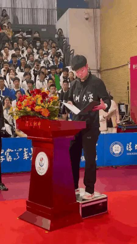 孙颖莎抵达深圳，回母校深圳大学附中演讲，脚下的“增高箱”成亮点！网友笑称：个子不