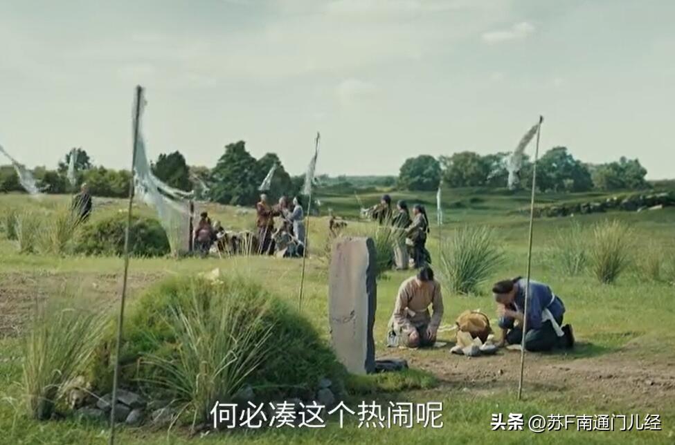 电视剧《江海潮生》中有一段写到南通民间白事风俗的剧情，人们往天空中撒黄色的草纸圈