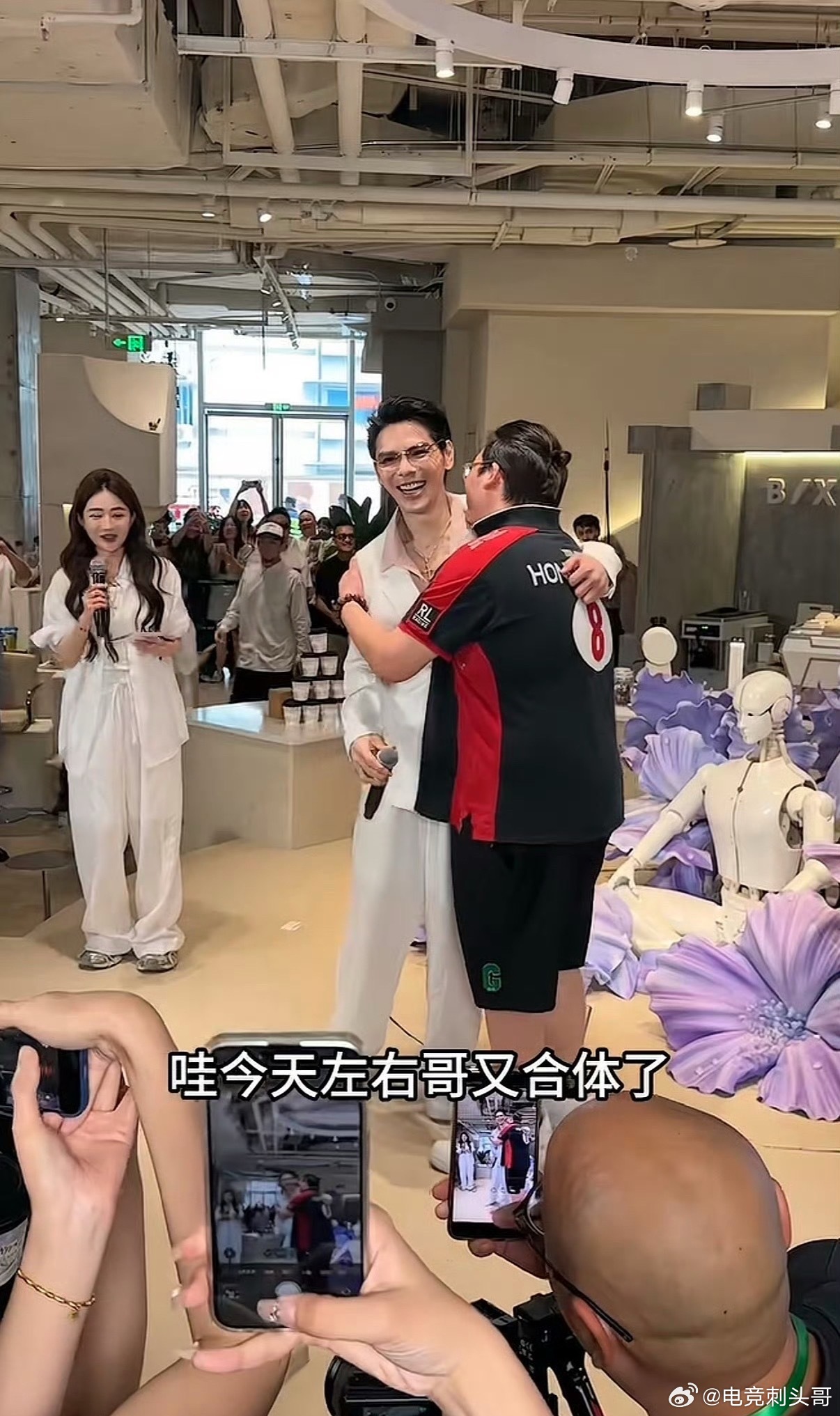 向佐向佑聊天记录深夜航班上还在和哥哥闲聊，线下合体时向佐全程照顾向佑，手足羁绊真