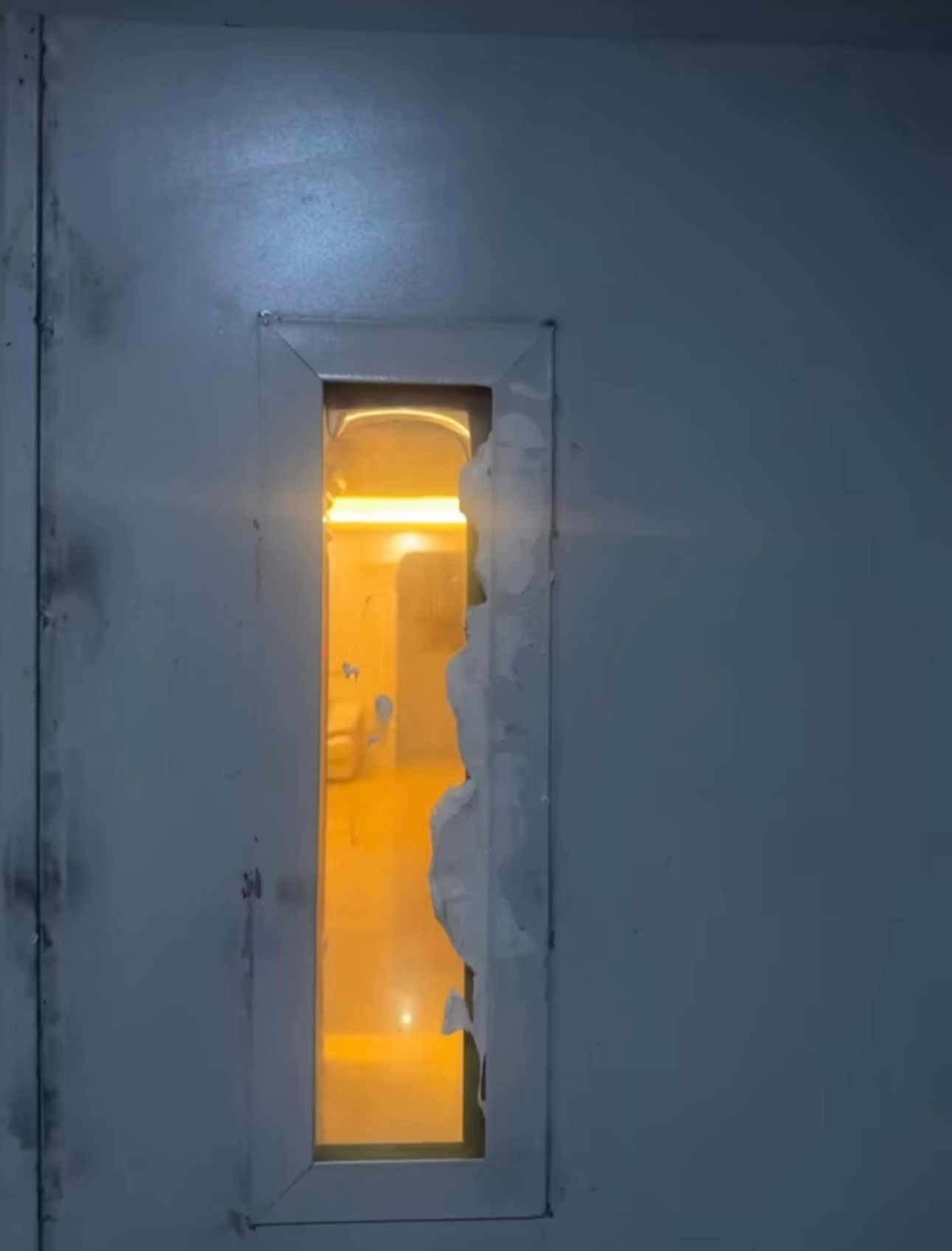 再也不和网上人吵架了……给消防防火门刮防火漆，封观察窗，上密码锁…… 