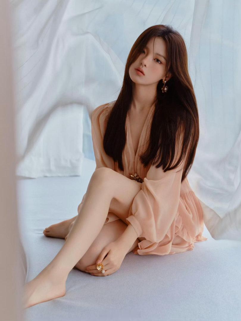杨超越性感裸足 