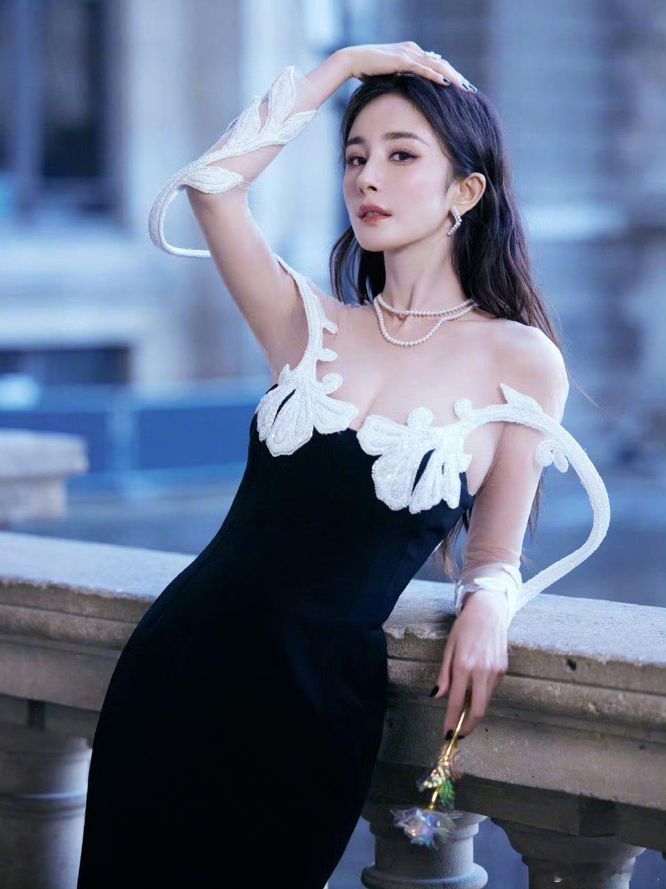 #杨幂藤蔓高定黑裙#杨幂藤蔓高定黑裙，优雅如夜之女神，婀娜身姿尽显东方韵味，魅力