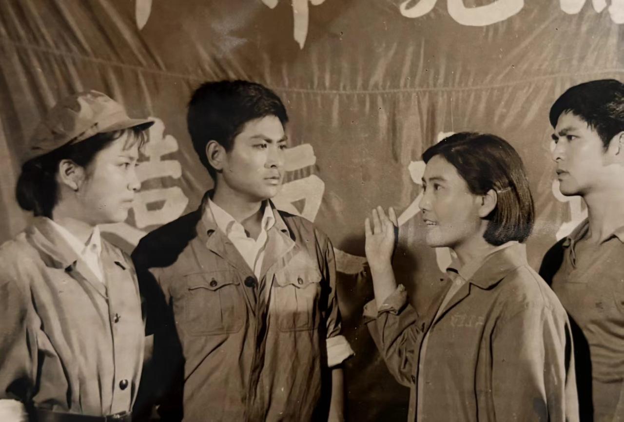 这是1976年，长春电影制片厂拍摄的电影《芒果之歌》中的一个镜头，影片上映短暂，