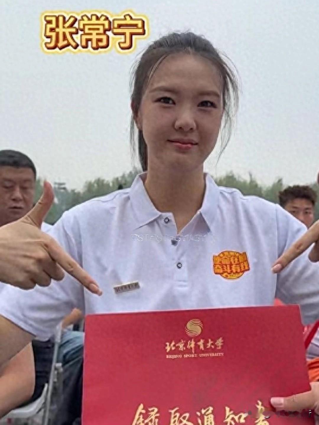 2026年秋，北京体育大学开学典礼上，马龙作为博士新生代表发言，台下，前中国女排