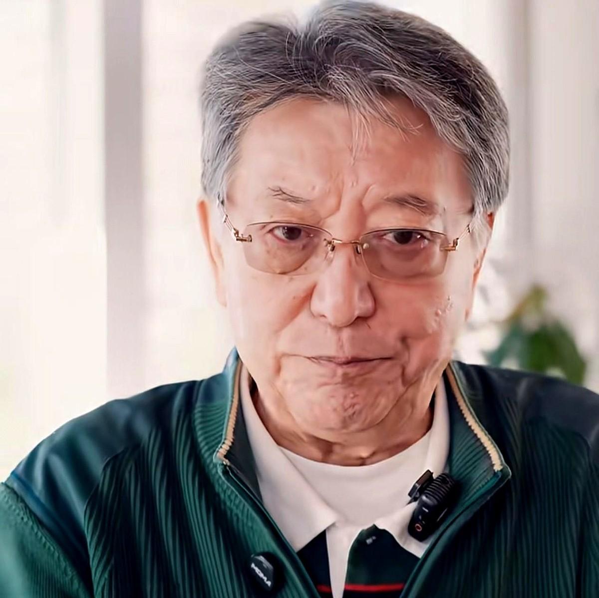 他半夜被通知卷铺盖走人，就因为脸上长痘演不了贾宝玉。
整个宿舍的年轻演员炸了。