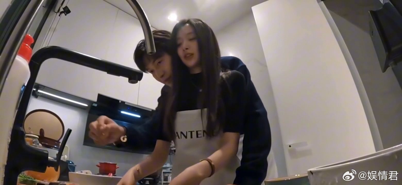 柳柳周佑凌背后抱柳柳周佑凌做饭也要贴贴柳柳周佑凌做饭也要贴贴，没有一丝表演全是真