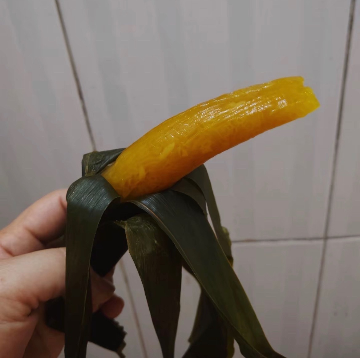 玉林端午美食玉林美食玉林端午节的美食～灰水粽子。它没有寻常粽子的油润饱满，而是通