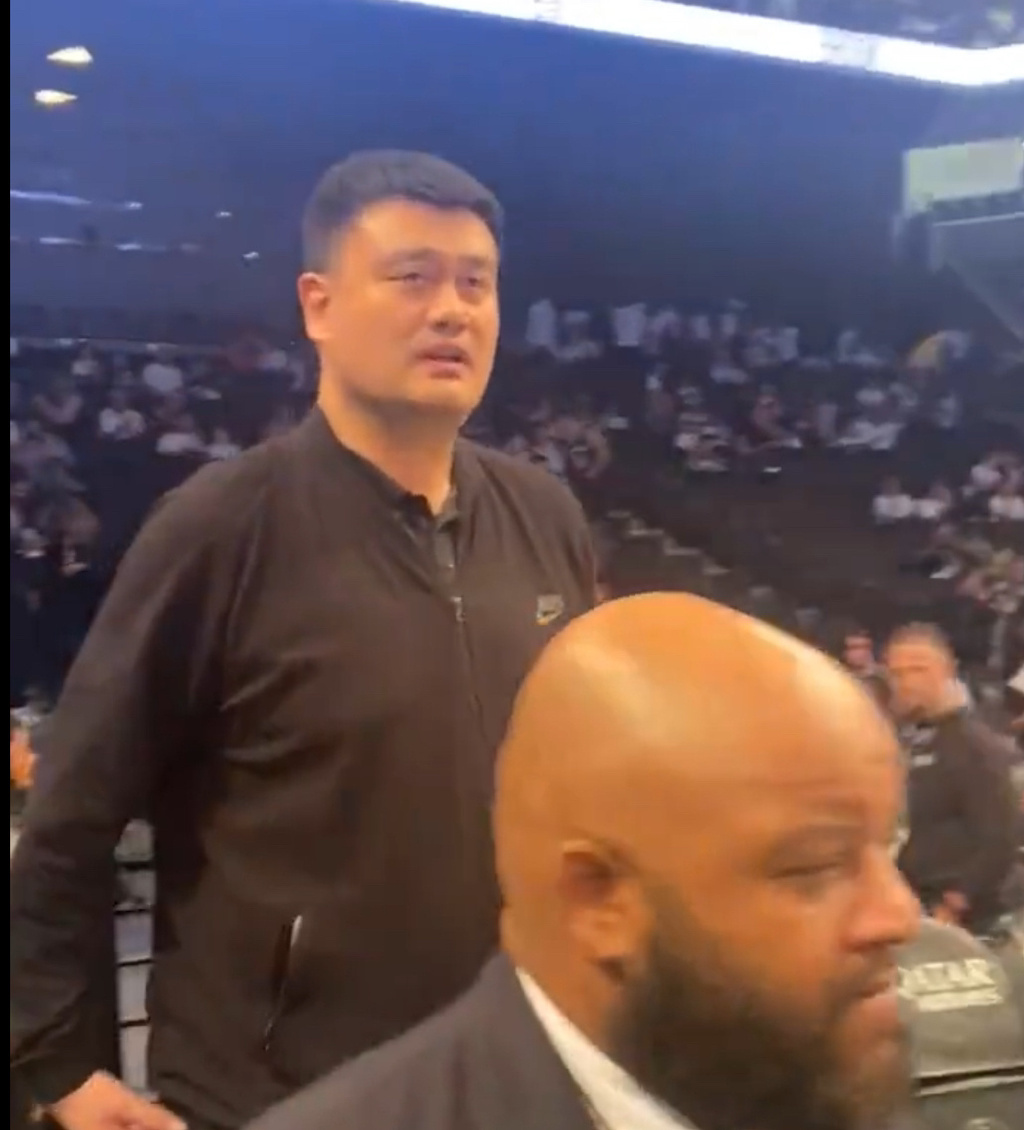 #姚明现身篮网主场##骑士vs篮网# 重磅嘉宾亮相！8届全明星、名人堂成员、火箭