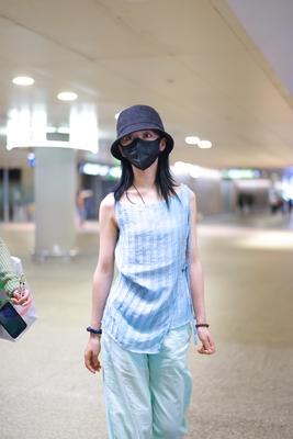 王影璐现身机场 
蓝色无袖上衣+休闲裤
清新自然，时尚且有小个性
黑色渔夫帽的点