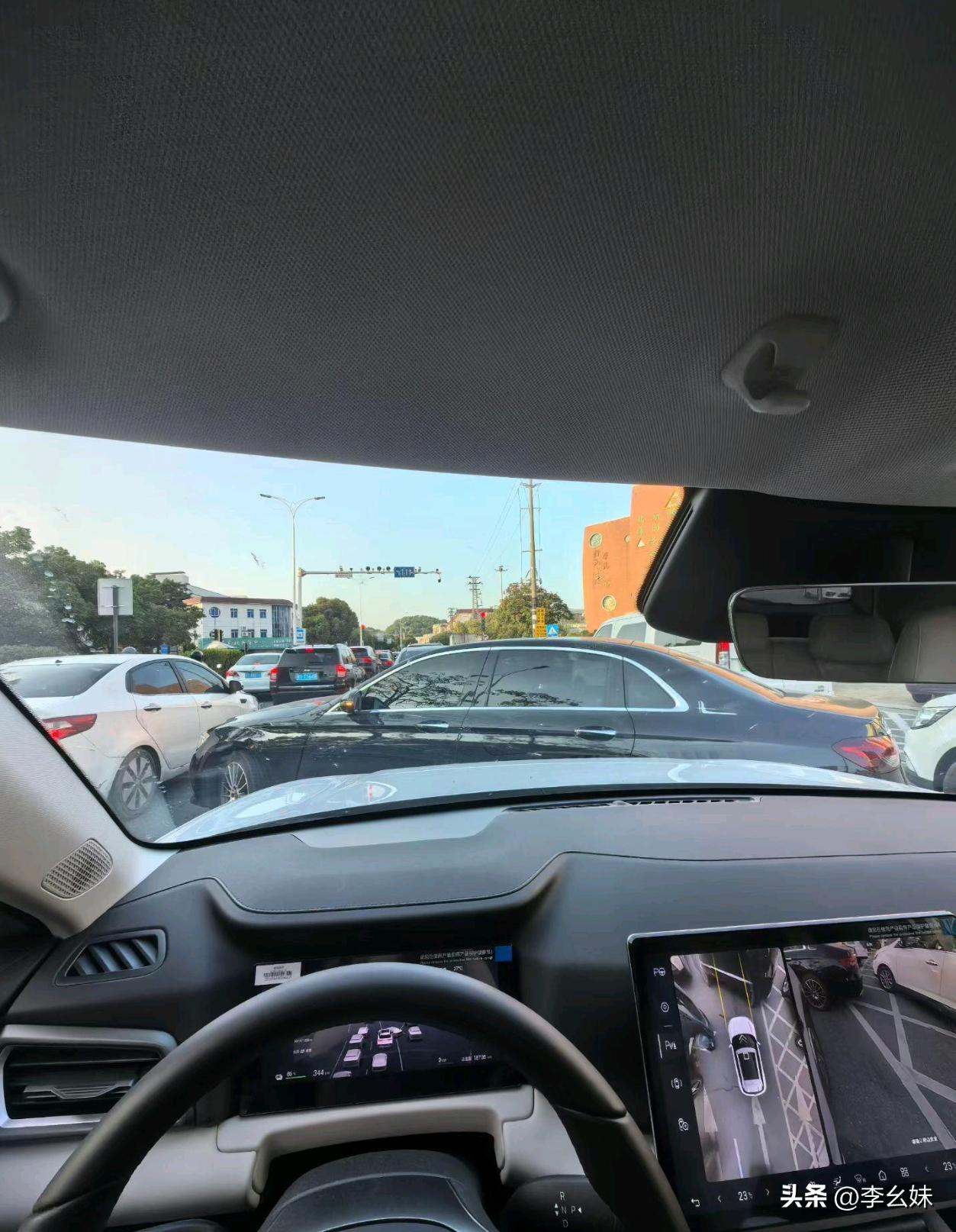 就光看这方向盘和中控，你们能猜出这是哪辆车吗？