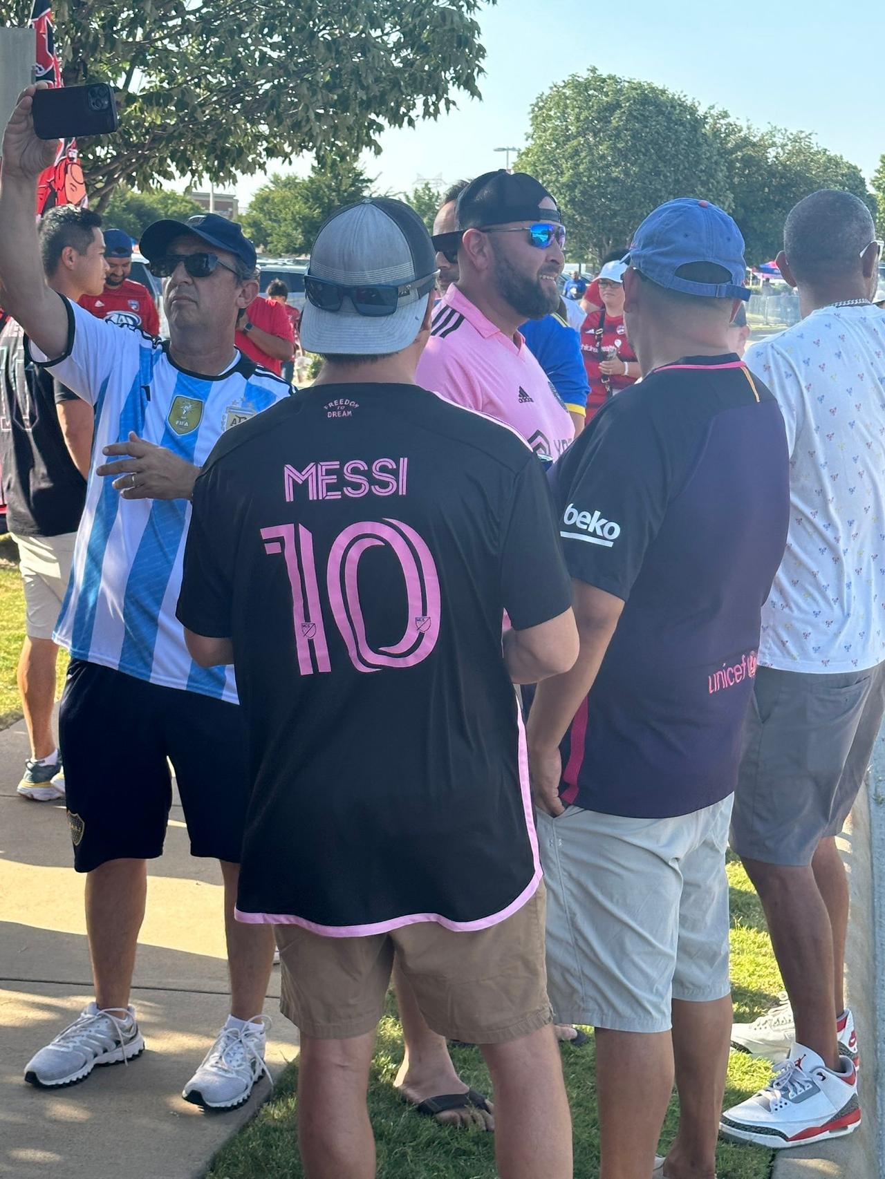 谁在迈阿密卖盗版球衣？[震惊]这种操作，梅西都得被你气晕过去，梅西球迷揍他去，太