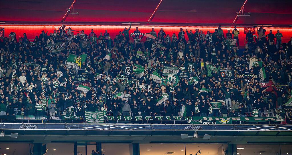 昨晚，在安联球场客队球迷区，一些葡萄牙体育球迷燃放鞭炮，导致一名无辜的葡萄牙体育