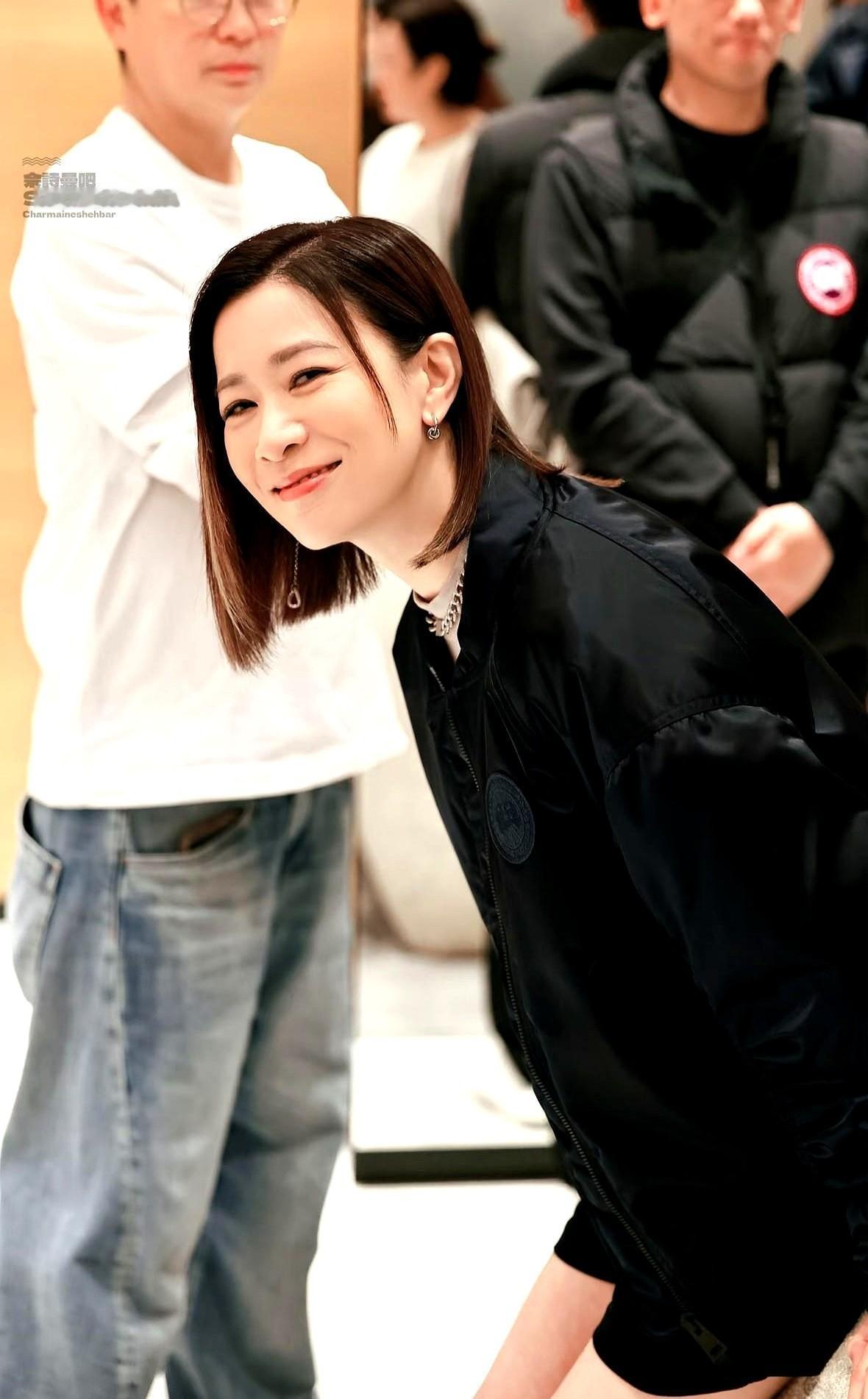 许绍雄走了，佘诗曼没停拍。
网友骂她冷血，可她凌晨收工后，IG发了张黑屏，没配字