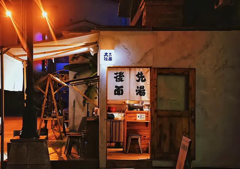 街角老周的面馆开了二十年。他手艺没变，人却越活越安静。

早些年他也爱说笑，谁碗