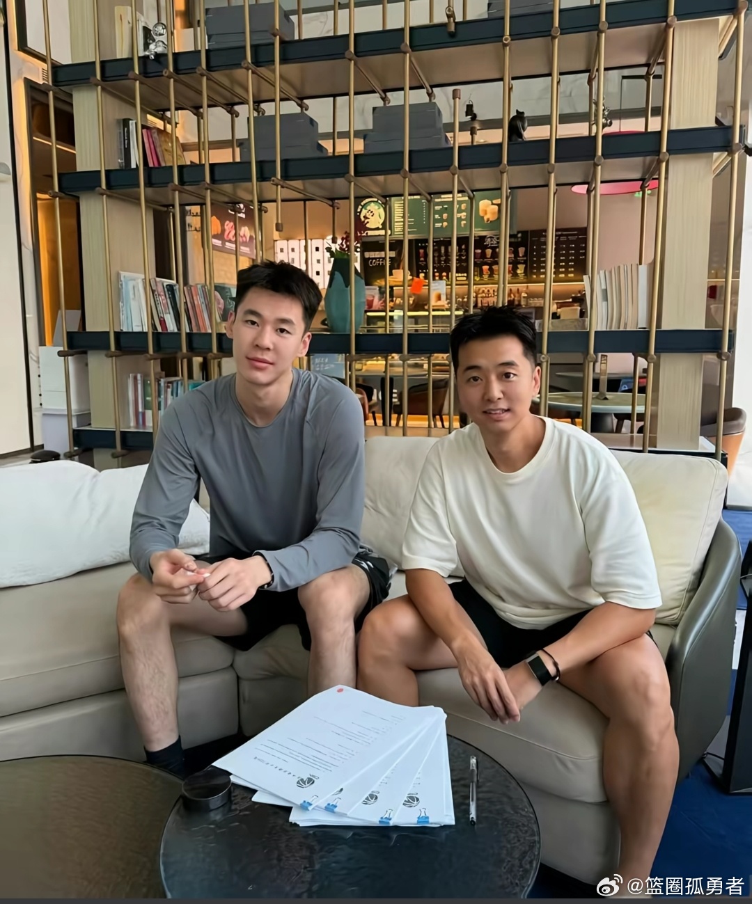 郭昊文的表情挺耐人寻味哈，到底顶薪签约南京同曦男篮满意还是不满意呢？ 