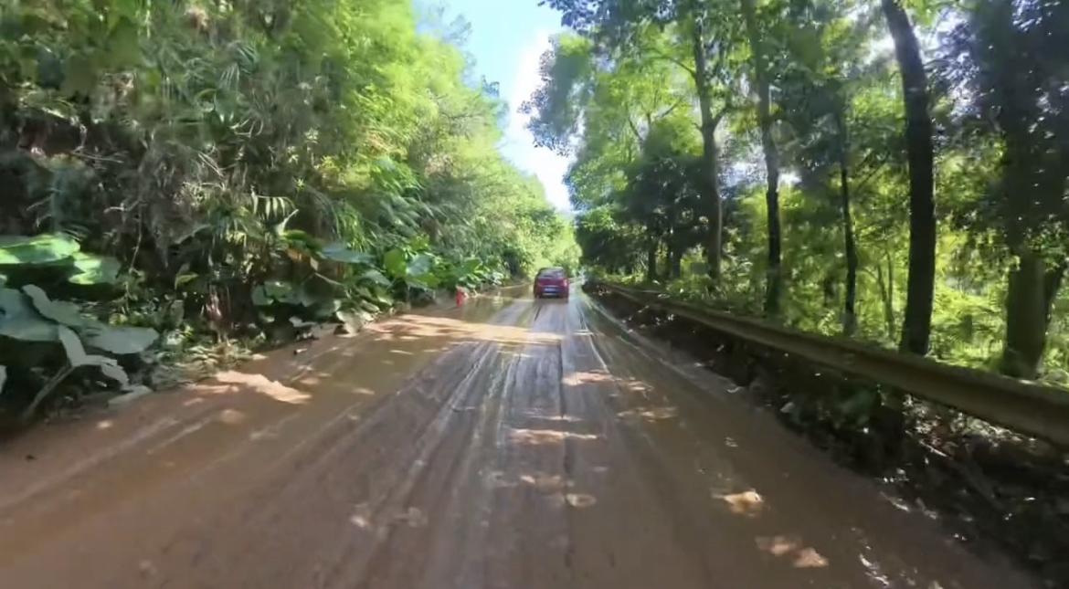 【玉林一景区道路有淤泥男子骑机车路过摔倒】

7月11日，网友爆料称：玉林市某景