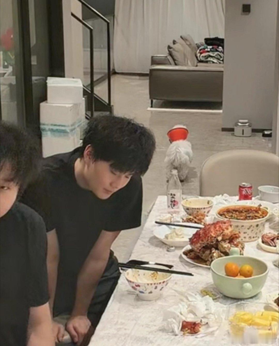 确实是两个家教很好的宝宝筷子吃完了就放的整整齐齐，餐桌礼节这一块双高胎  | 