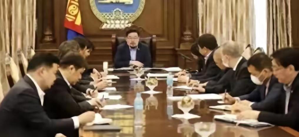 蒙古国乱成一团，反华到底图啥，20年后谁救谁？蒙古国首都乌兰巴托的街头又闹起来了