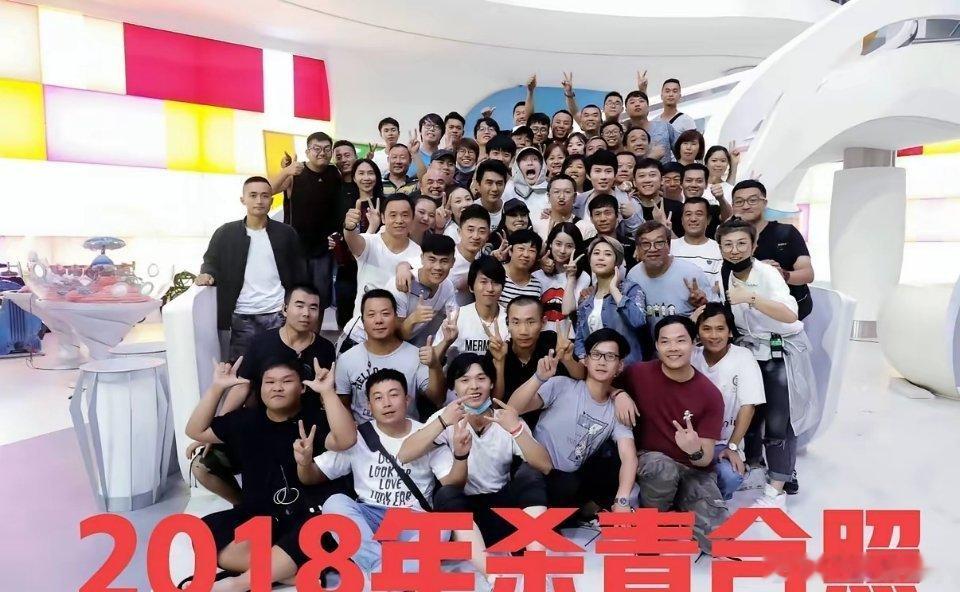 周星驰的电影笑着笑着就哭了周星驰放弃AI换脸的捷径 一边是笑着落泪的经典影片，一