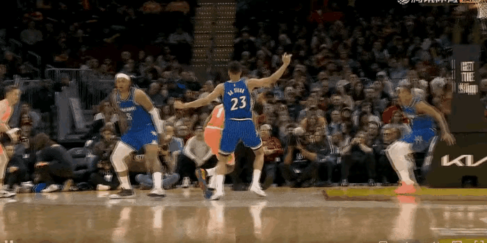 哈登这次脑后长眼神助攻，摧毁了魔术全队反扑的信心。

他持球突破至遭遇篮筐附近，