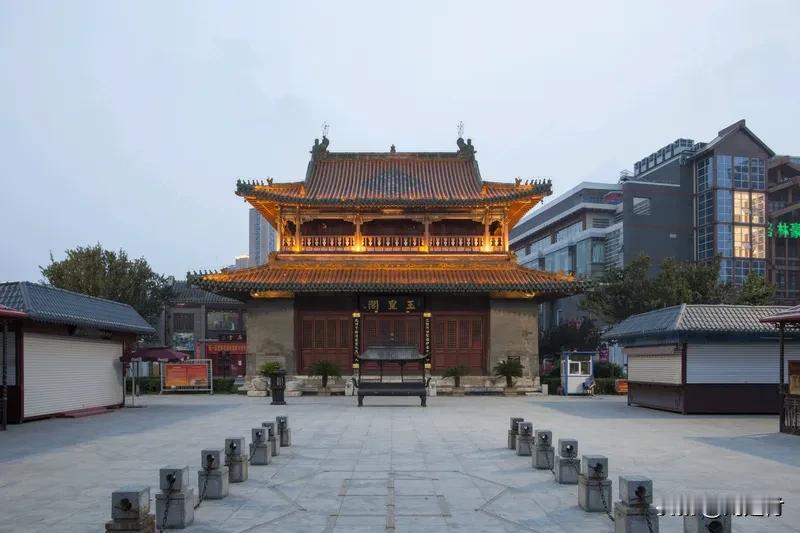 腊月二十五“接玉皇” 腊月二十五“接玉皇”，是春节前重要的祈福日子。据《玉匣记》