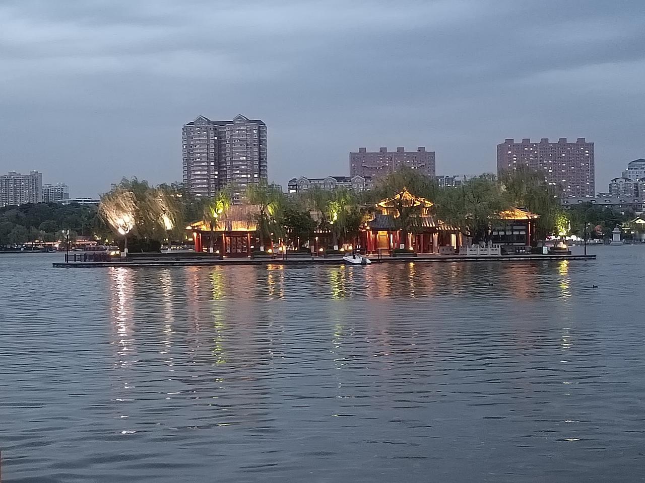 迷之操作！
日本刚刚发生强震，加上之前经济萎靡，物价疯涨，各项物资奇缺，普通民众