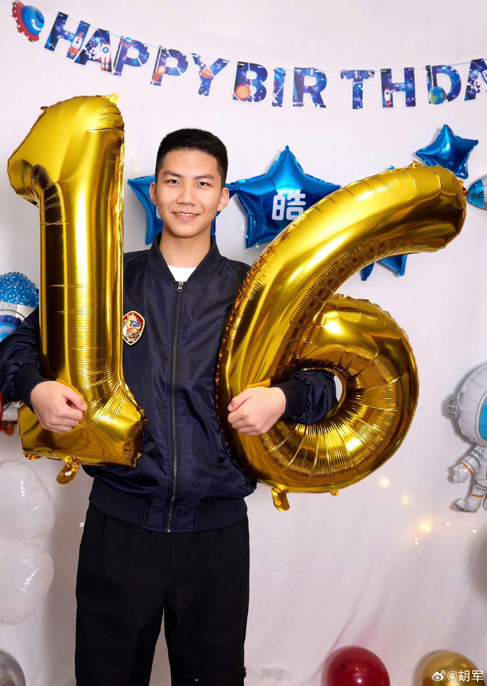 #胡军为16岁康康庆生##胡军晒照为康康庆生#康总好帅！ ​​​