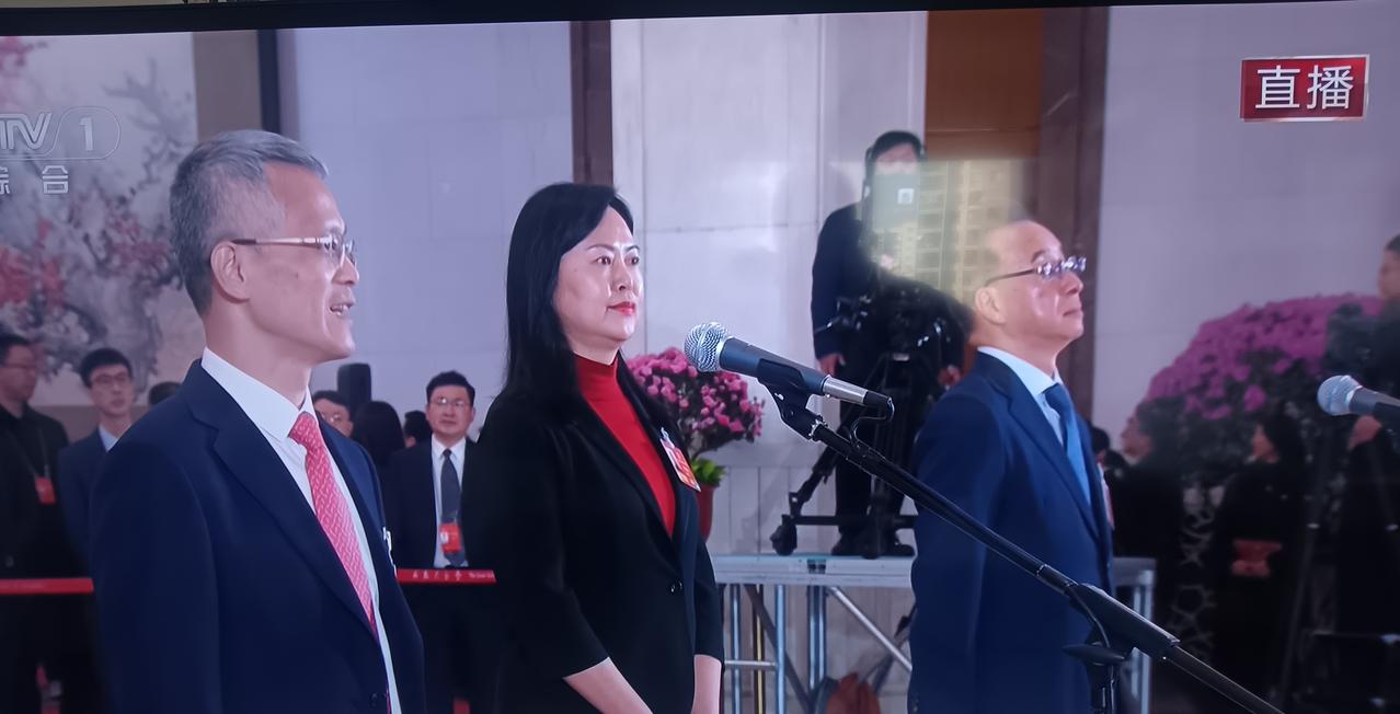 他们排成一列，昂首挺胸，迈着大步走向麦克风。面对观众滔滔不绝，对每个问题都“有备