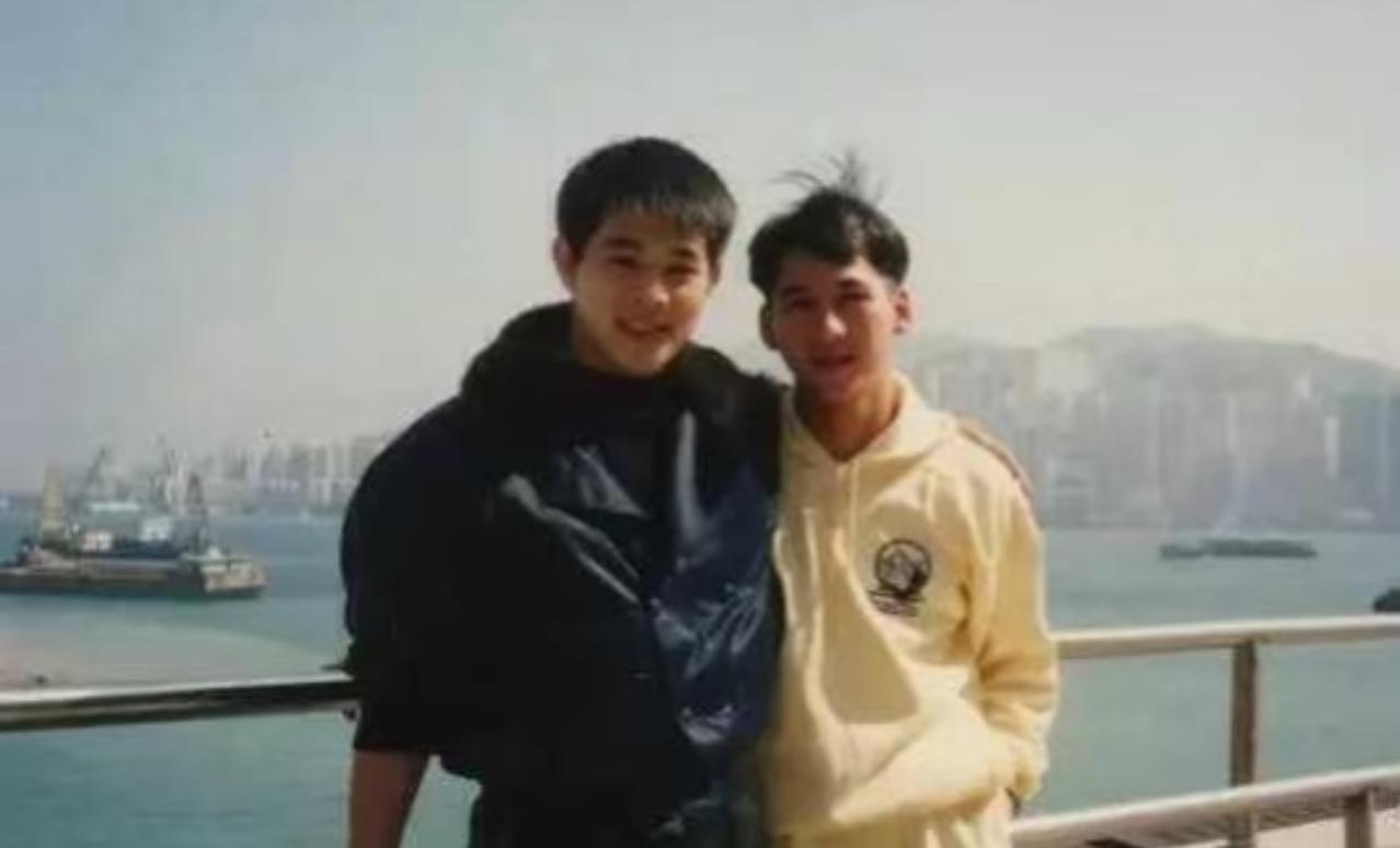 80年代末，同为动作演员的李连杰与曹荣一起合影留念，当时的两人都嫩的可以掐出水来