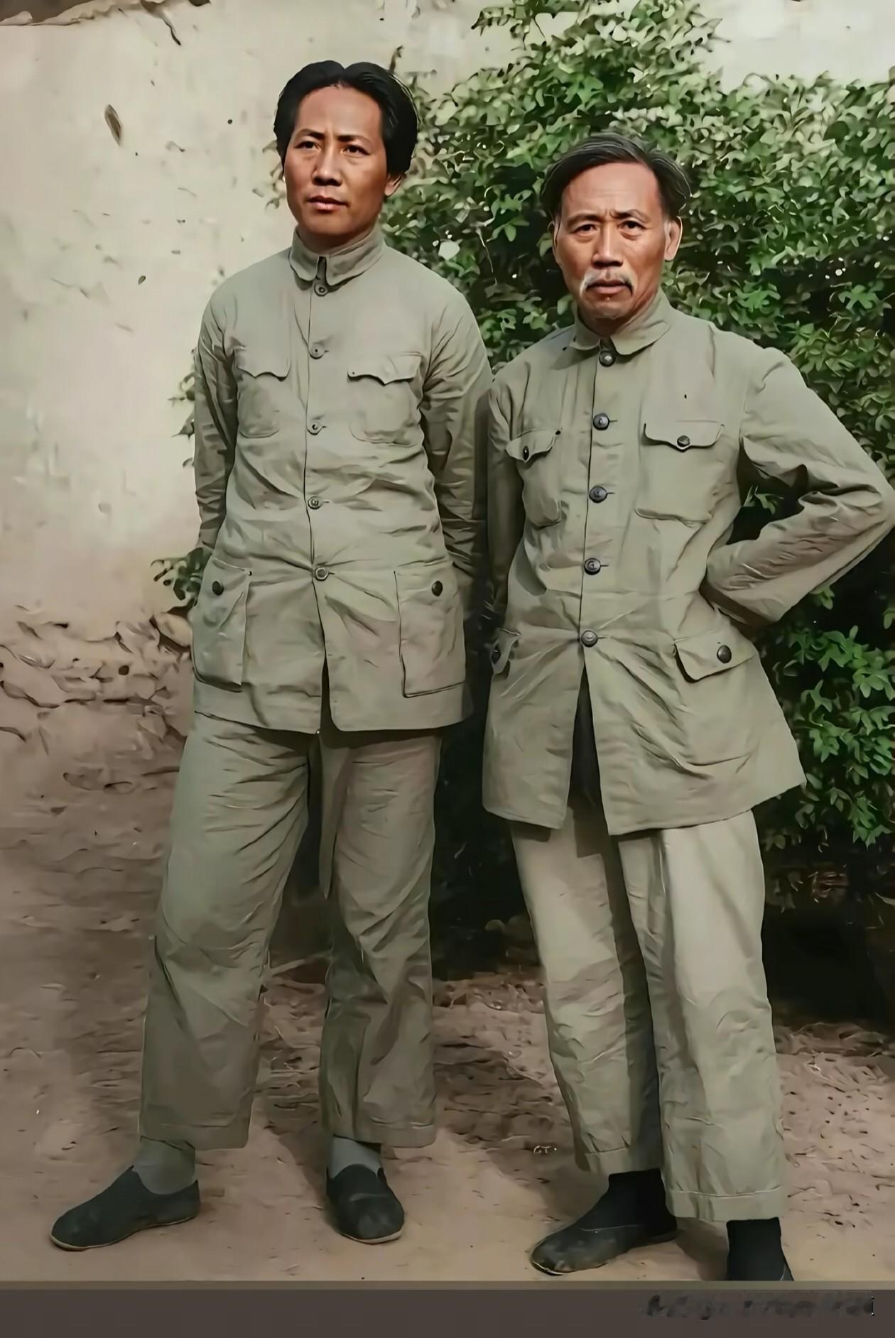毛主席与“延安五老”之一的徐特立并肩而立，身着洗得发白的军装，神情沉稳而坚毅。