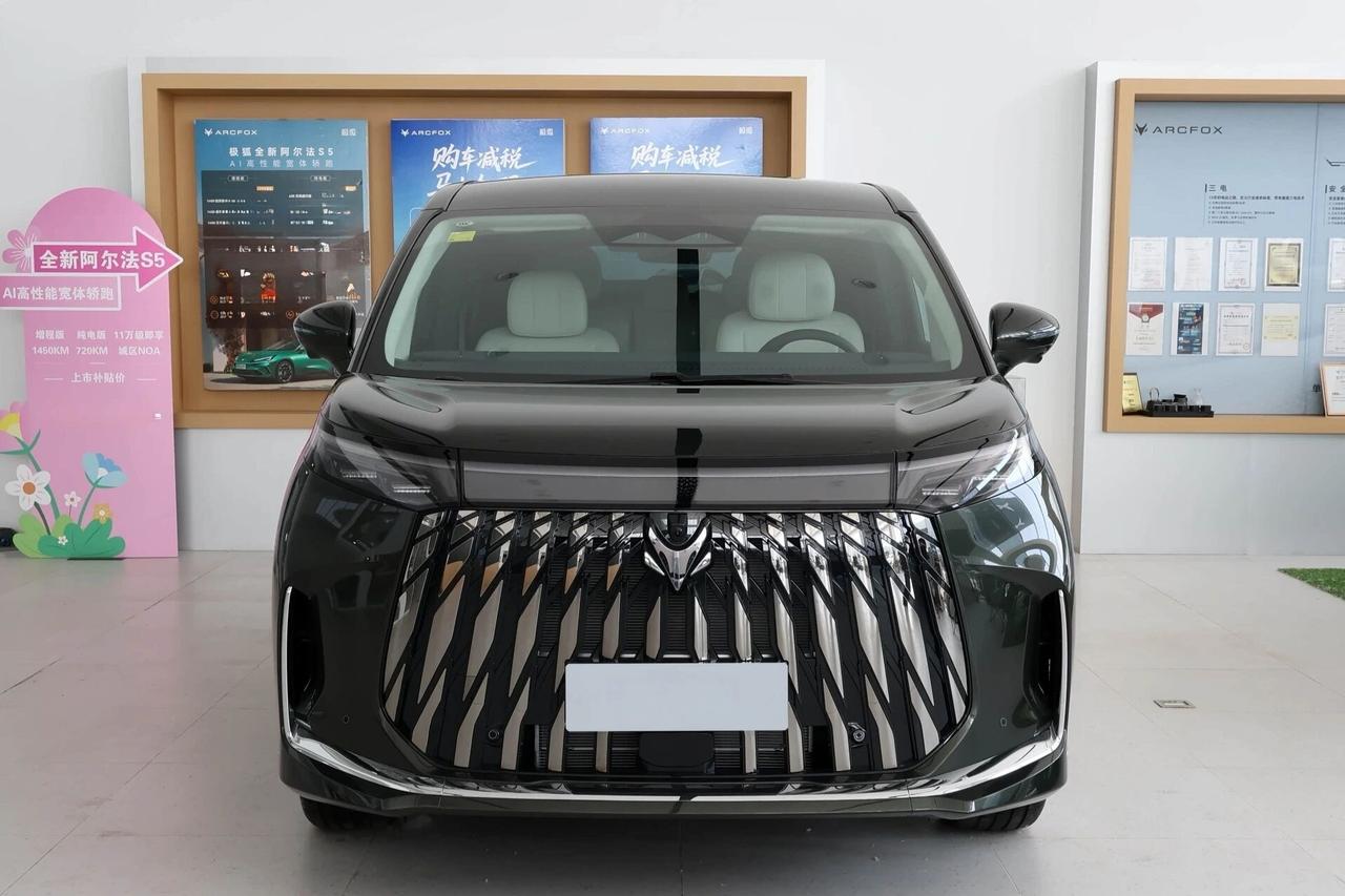 摸了摸极狐问道V9，22.99万起？我有点懵听说这车5月27日上市，预售价22.