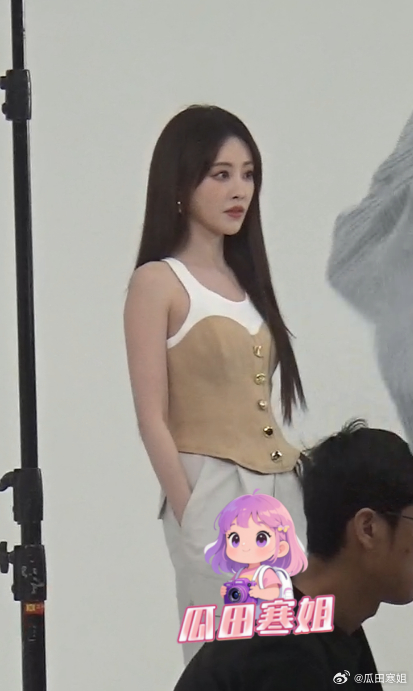 祝绪丹身材好曼妙 祝绪丹现身拍摄披着一头长发，细细的腰盈盈可握~候场时，祝绪丹捂