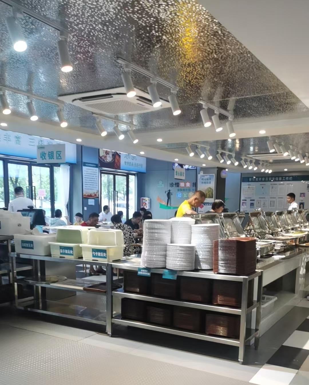 你听到伤感的歌会哭吗？
今晚在社区食堂吃饭，
坐在我旁边吃饭的一个胖美女，
听到