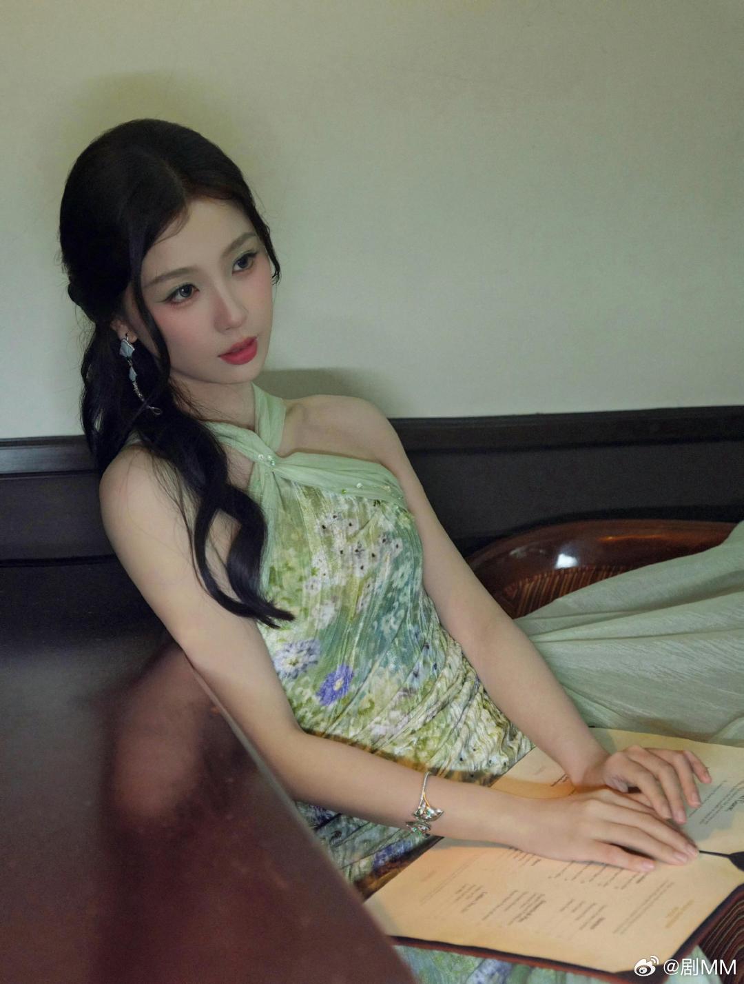 王亚飞给虞书欣化的薄荷青雾妆王亚飞晒给虞书欣化的薄荷青雾妆，好美呀这个虞书欣。虞