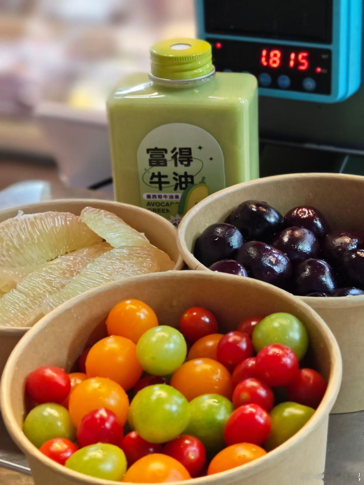 宅家吃着水果刷手机，不用社交不用赶场，这松弛感太舒服啦 