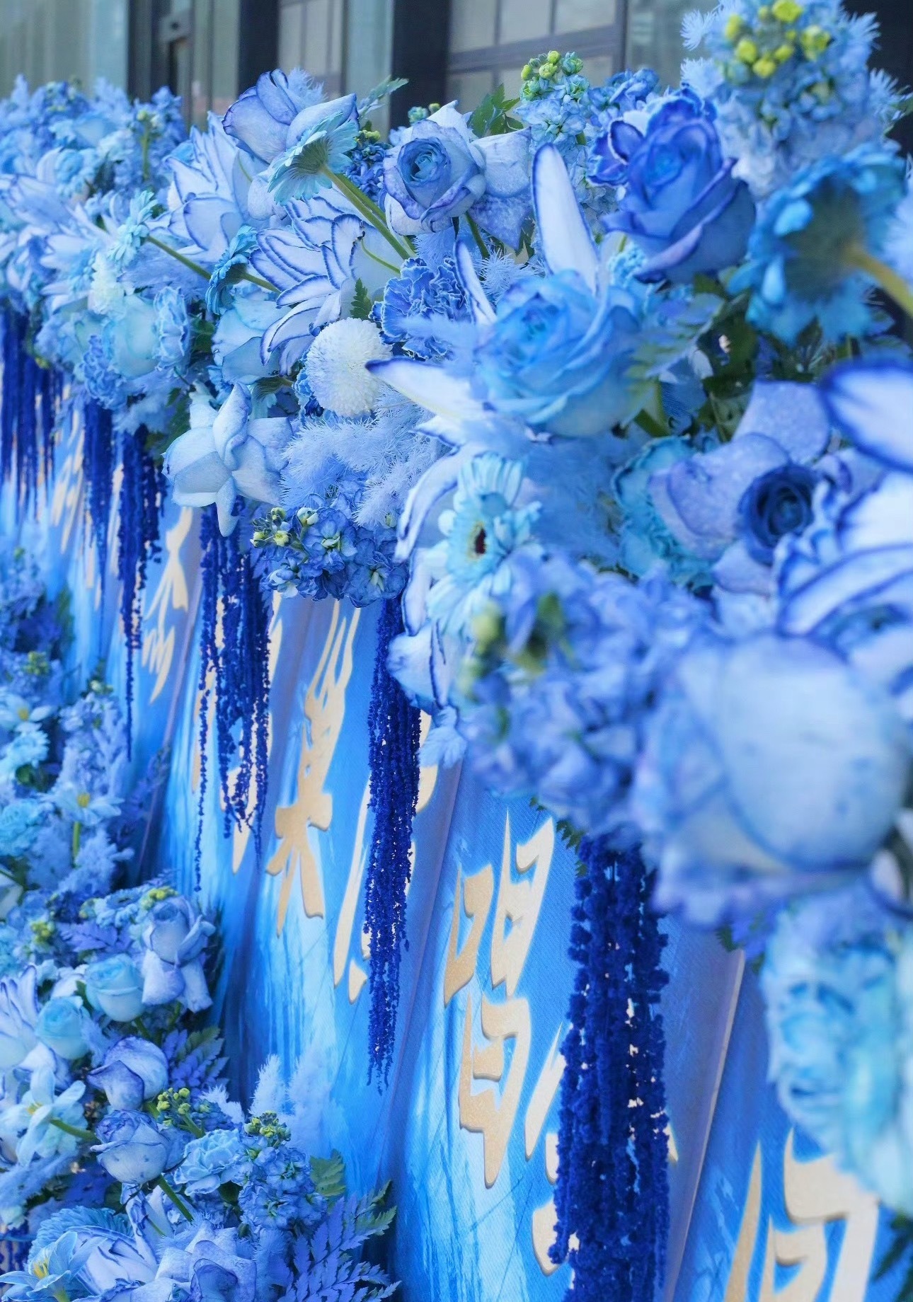 张凌赫给张杰送花篮张凌赫给张杰演唱会送花篮了，此前张凌赫还选择杰哥的《天下》作为