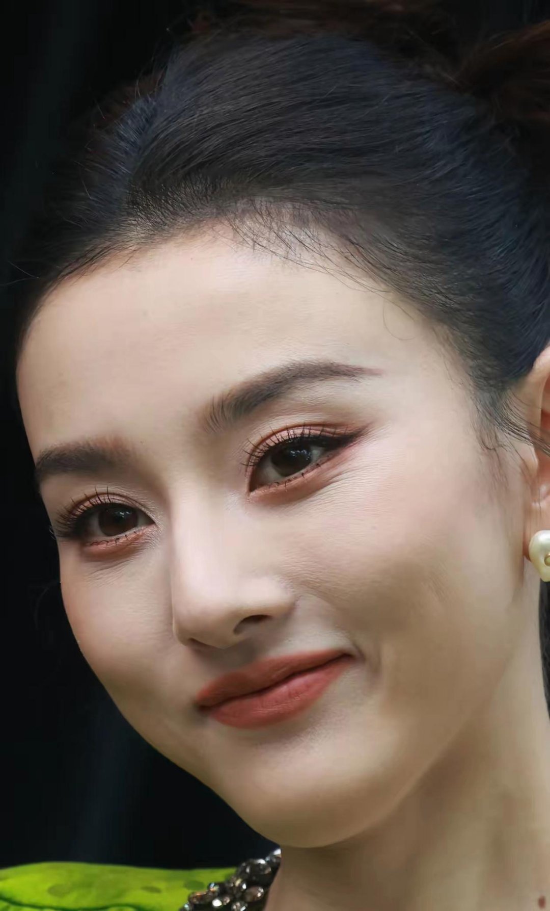 宋祖儿怼脸照绝了，怼这么近都没什么瑕疵。 